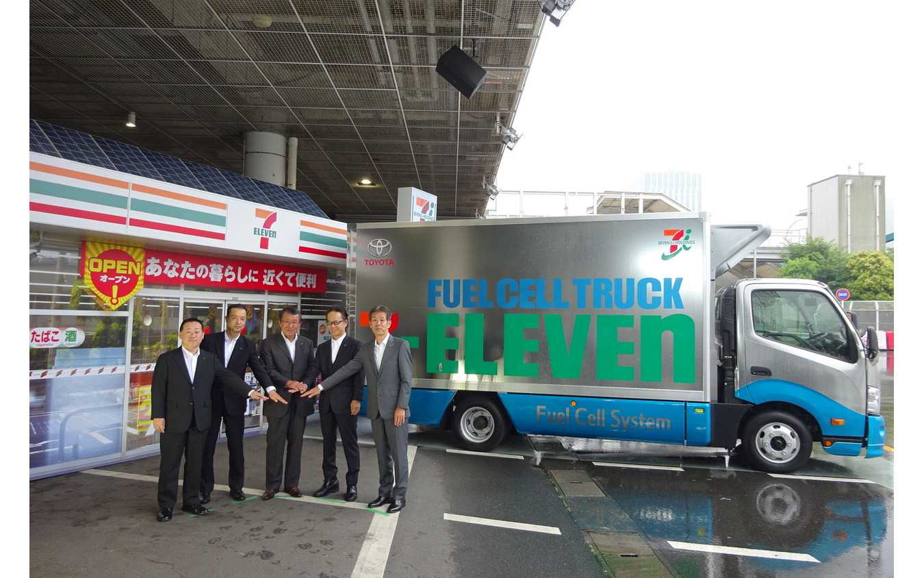 トヨタが開発した小型FCトラックとセブン-イレブンの店舗イメージ