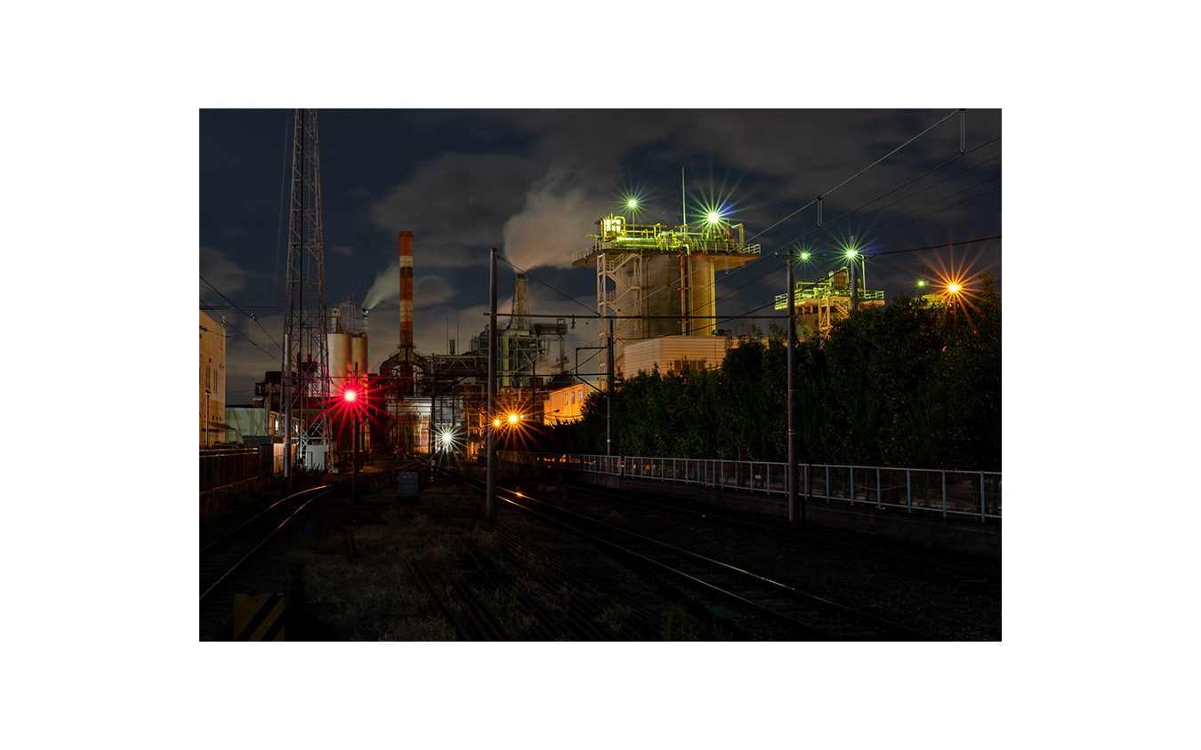 「岳南夜行」では、このような岳南名物の工場夜景も楽しめる。夜景で名高い岳南原田駅では、駅そば店も深夜開店するという。