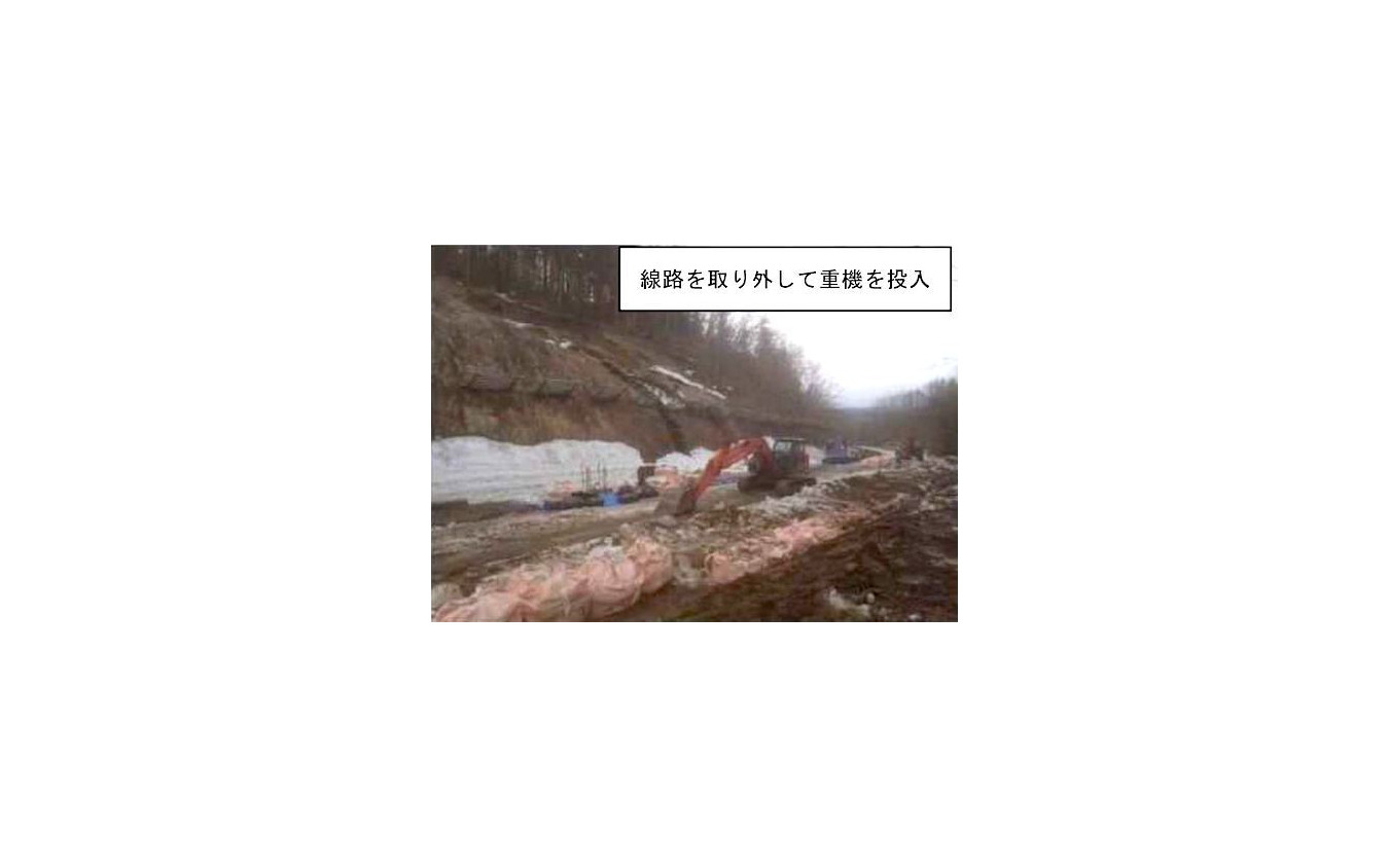 復旧作業の状況。雪解け水を含んだ土砂の影響で作業が難航している。