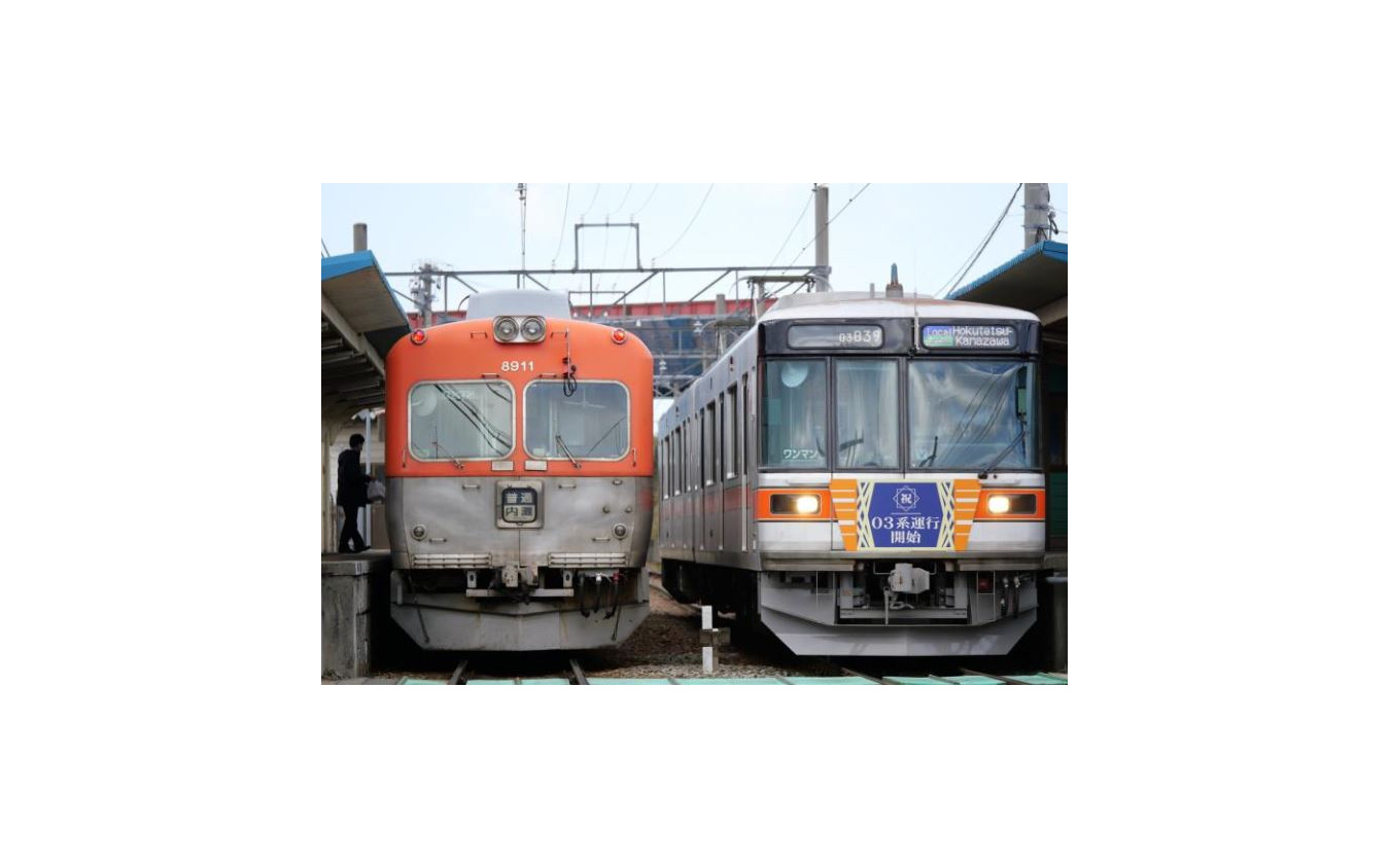 03-139編成と並ぶ元京王の8000系8901編成(左)。03系第2編成(03-129編成)の投入と引き替えに、5月31日限りで引退する予定。