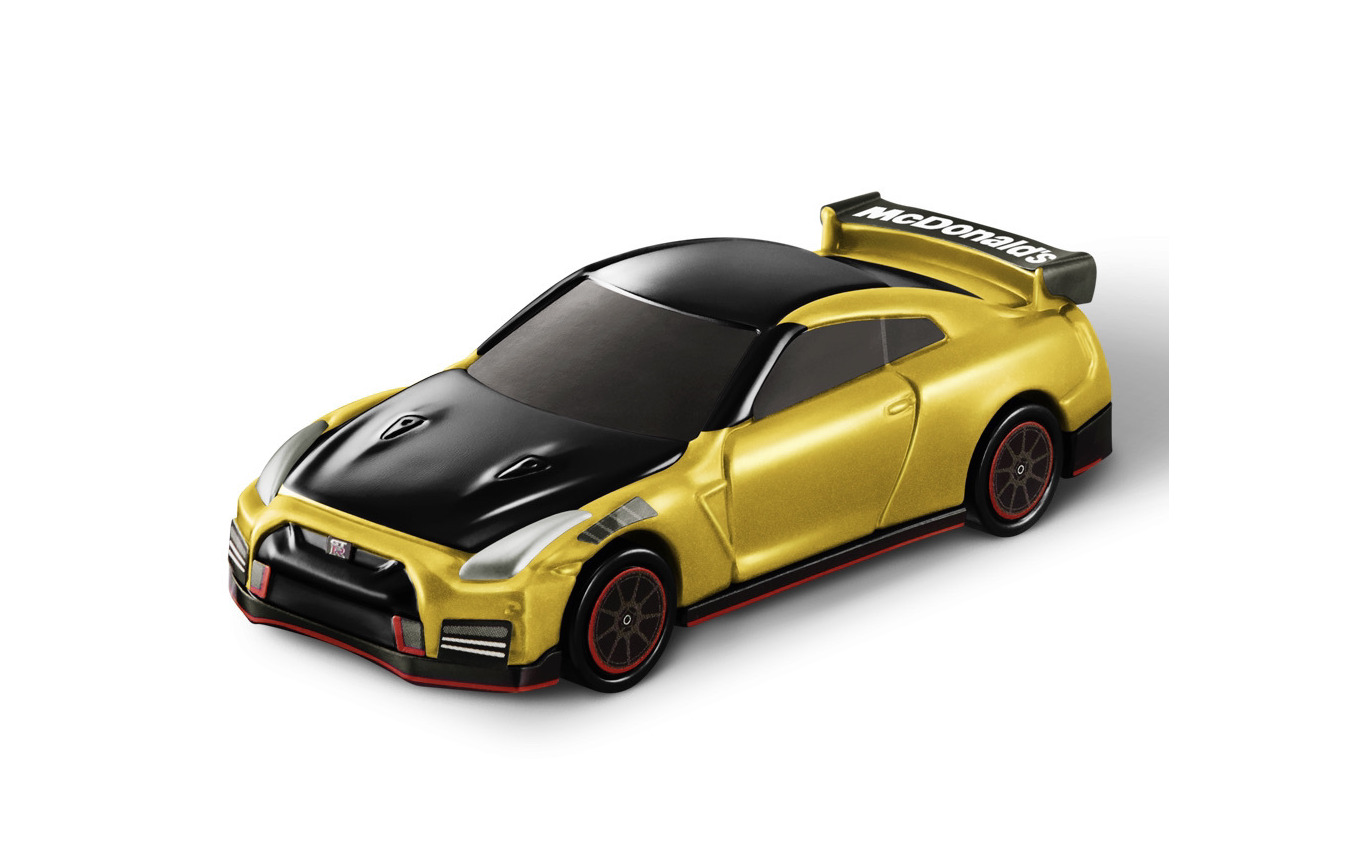 先行公開されたひみつのおもちゃ、日産GT-R NISMO 2022年型ゴールド仕様。リアウイングにマクドナルドのロゴが入る。ホイールに施された赤色のアクセントカラーにも注目。