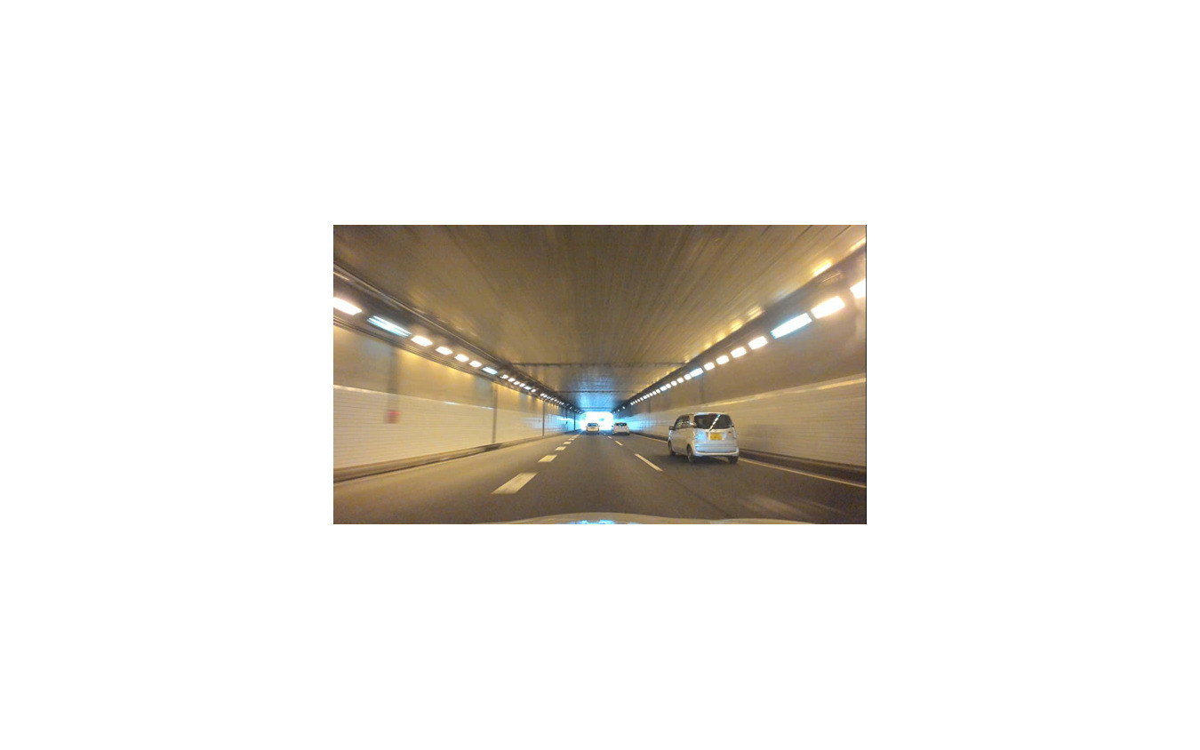 首都高速走行時のフロント4Kカメラ映像イメージ（トンネル走行時）