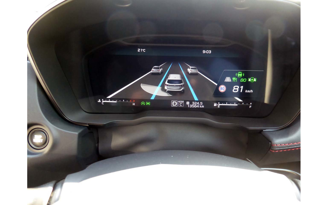 「アクティブレーンチェンジアシスト」を実行時には隣の車線に車両がいるかどうかも判別する(同乗者による撮影)