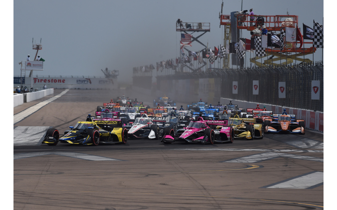 #26 ハータ(左端先頭)はレースを完全に支配して勝利する。