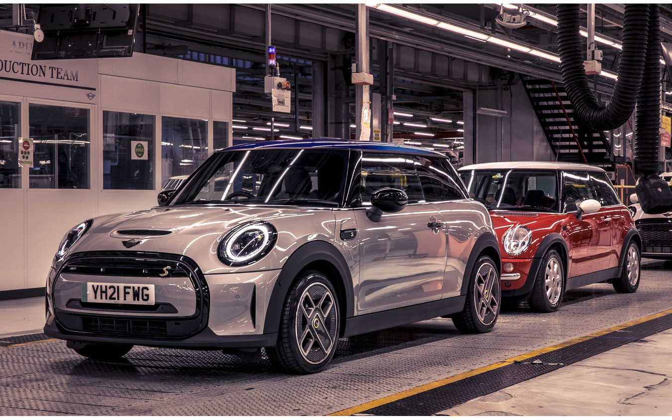 MINI ハッチバック のEV「クーパーSE」と初代MINI。英国オックスフォード工場