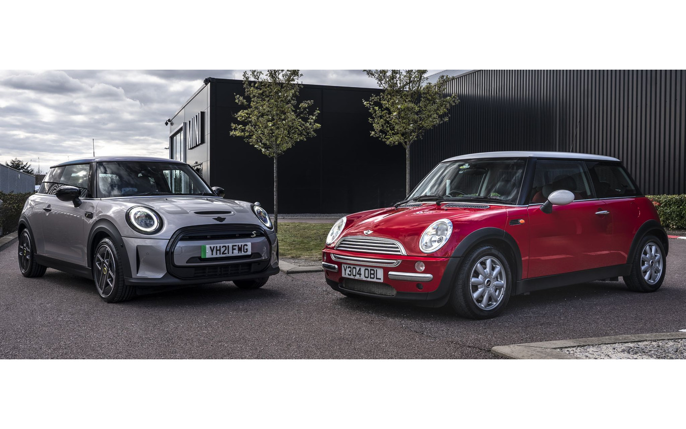 MINI ハッチバック のEV「クーパーSE」と初代MINI。英国オックスフォード工場