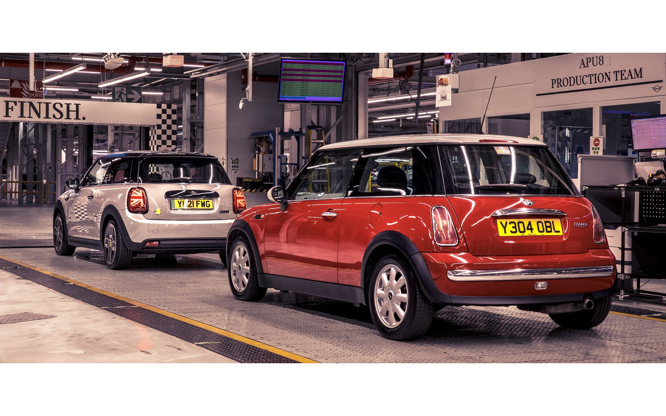 MINI ハッチバック のEV「クーパーSE」と初代MINI。英国オックスフォード工場