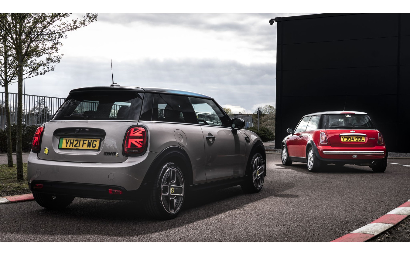 MINI ハッチバック のEV「クーパーSE」と初代MINI。英国オックスフォード工場