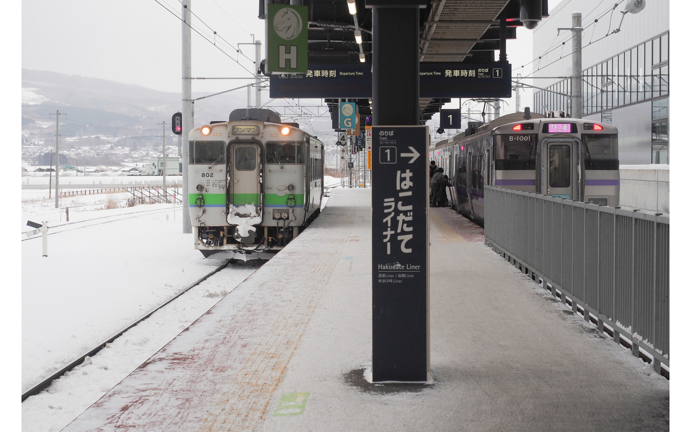 新函館北斗駅に並ぶ下り普通列車（左）と上りの『はこだてライナー』。新幹線から函館市内へのアプロ―チとなる函館～新函館北斗間も存廃の対象に入っているが、この区間の鉄道存続だけでも10億円前後の単年度赤字が見込まれる。