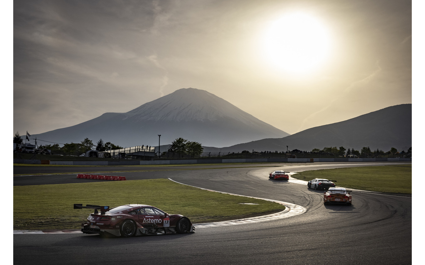 富士山をバックに快走する#17 Astemo NSX-GT
