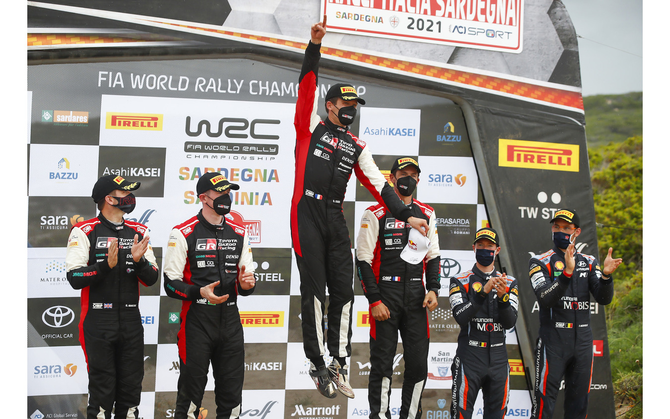 WRC第5戦の表彰式（中央左がオジェ。同右は優勝コ・ドライバーのイングラシア）。