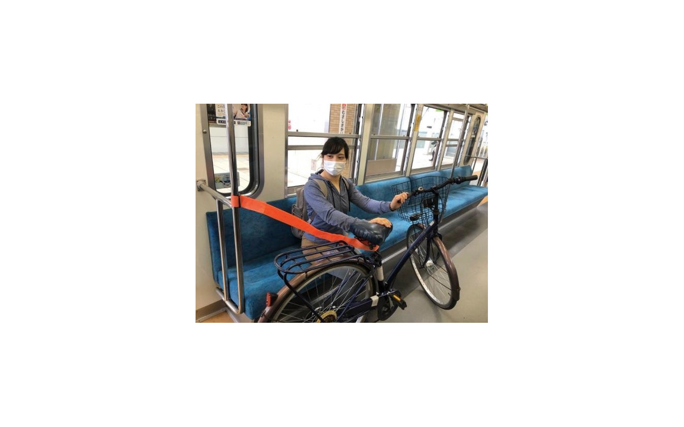 車内には固定具がないため、このように固定ベルトを使い、自転車を自分で支える。