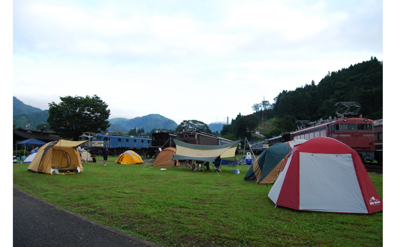 並み居る機関車たちと朝を迎えた時の様子。