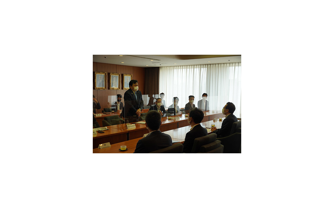 秋元克広札幌市長（手前中央）と面談する赤羽国交相（左）。