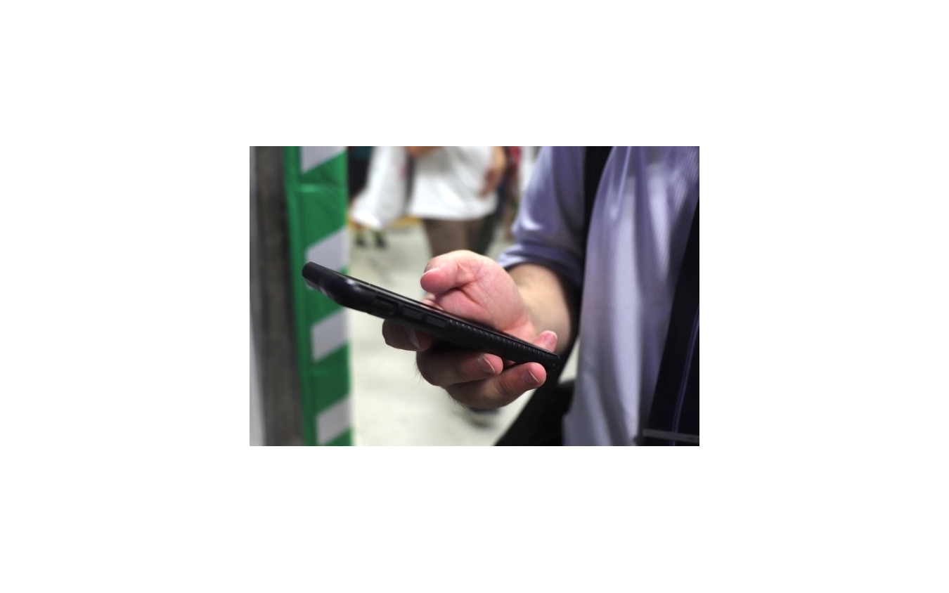 歩きスマホ中 自動車 自転車とぶつかった でも 警察を呼ぶ人は少ない レスポンス Response Jp