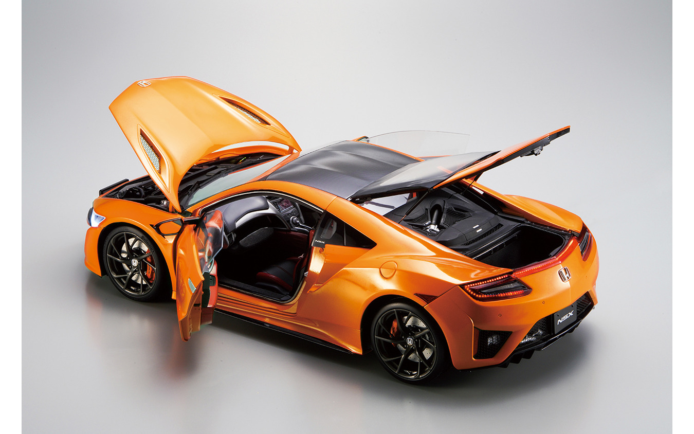 ホンダ NSX(2019年モデル)1/8スケールモデル