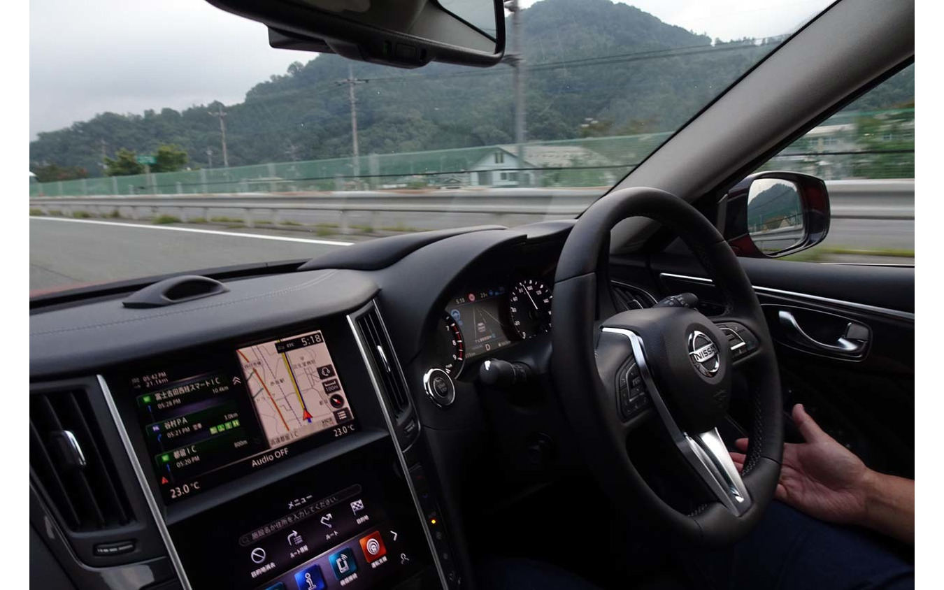 日産スカイラインのハンズオフ機能は制限速度を認識しながら高速道をハンズオフ走行ができる