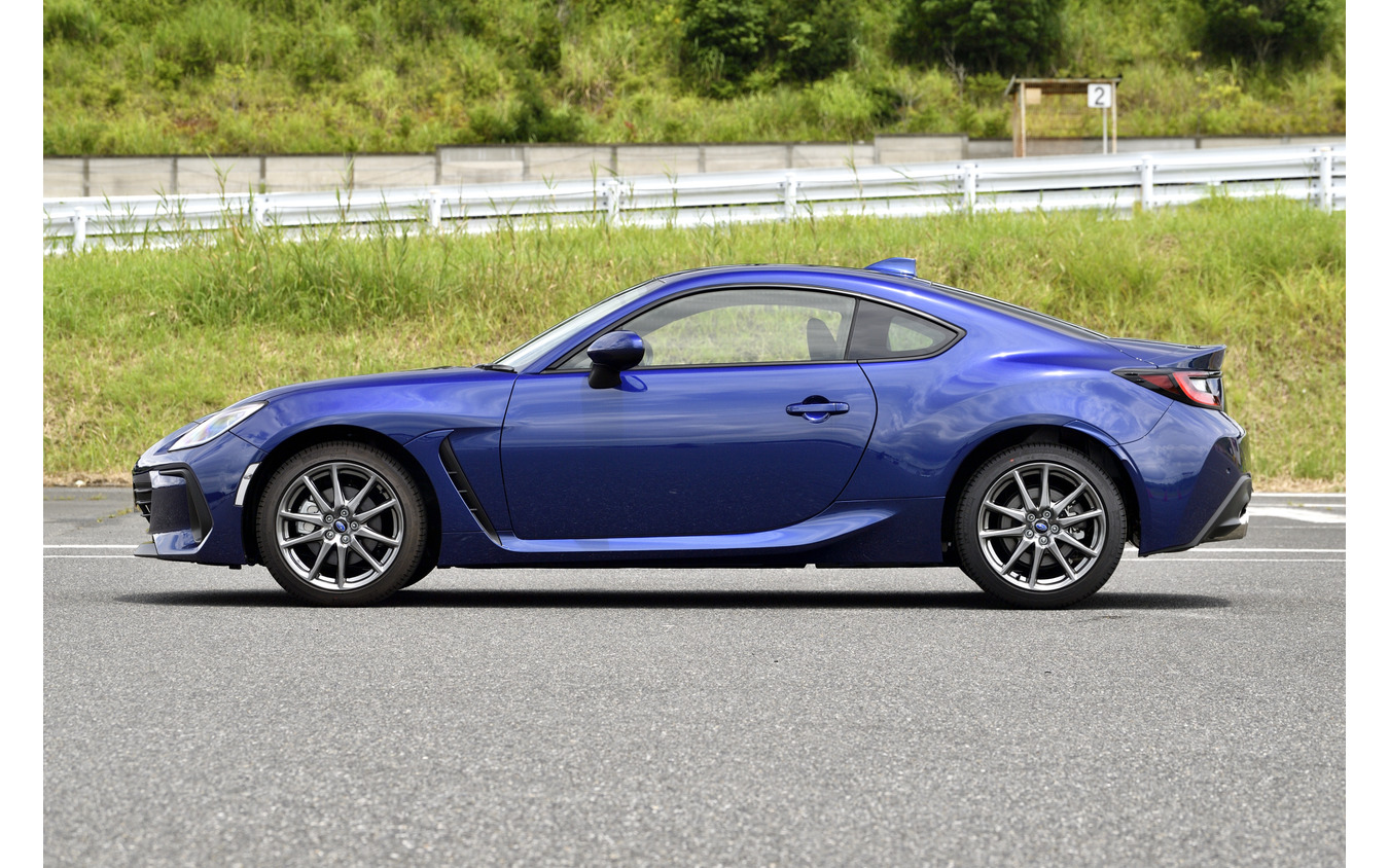 トヨタ GR 86 & スバル BRZ 新型試乗】実はBRZの方が速い!? 新型は走り 