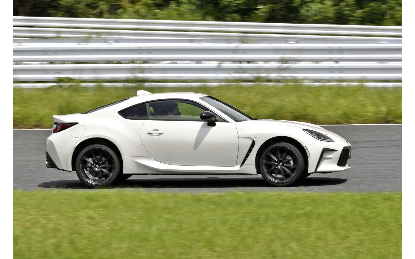 トヨタ Gr 86 スバル Brz 新型試乗 実はbrzの方が速い 新型は走りの個性 明確に 中谷明彦 レスポンス Response Jp
