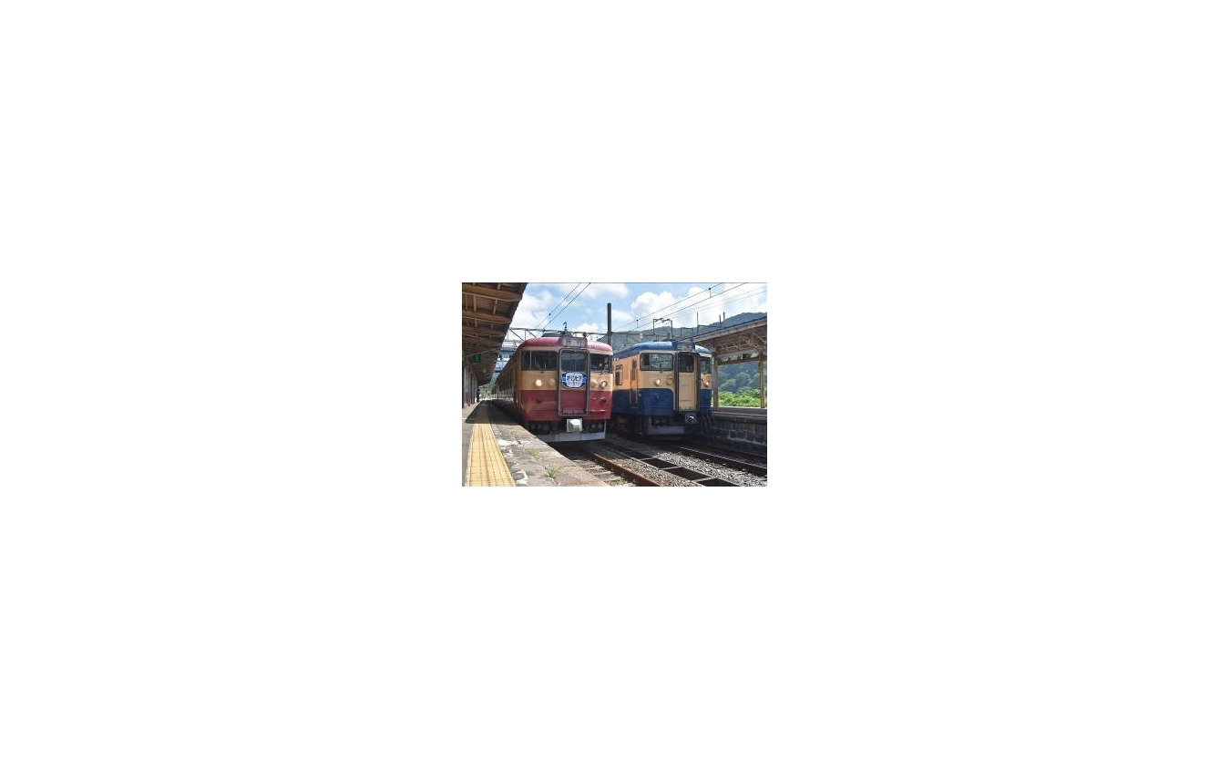 7月にデビューしたトキ鉄の国鉄型電車413・455系(左)。東京オリンピックにちなんだ「オリンピア」のヘッドマークを付け、しなの鉄道の横須賀色115系と並んだ。