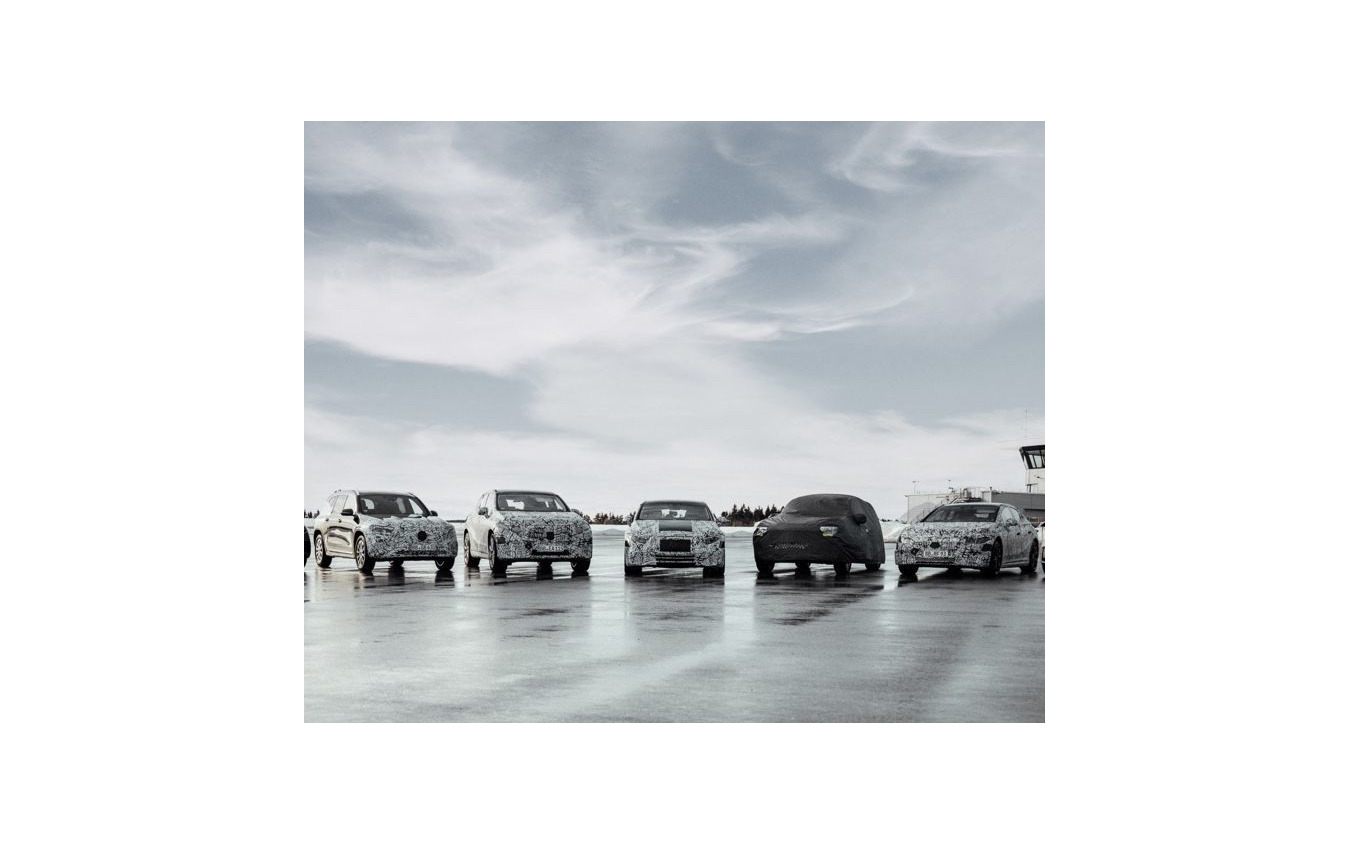 メルセデスベンツの新世代EV「メルセデスEQ」のプロトタイプ。左からEQE SUV、EQS SUV、EQS、EQB、EQEと見られる
