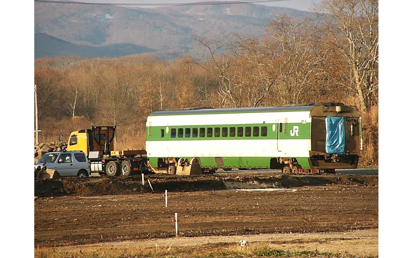 200系グリーン車（215形）の搬入風景。2001年11月16日。