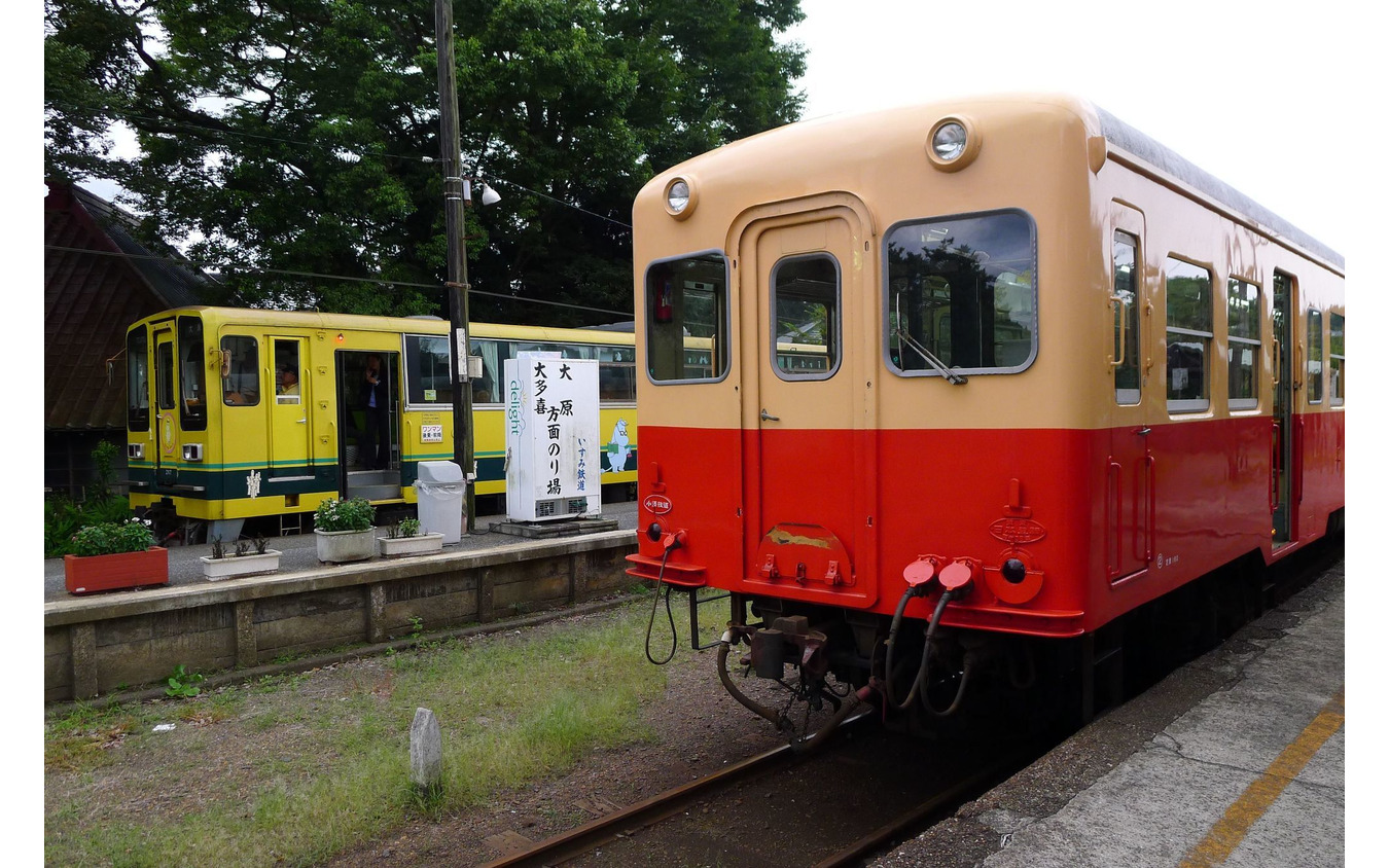 10月1日は終日運休する小湊鐡道（手前）といすみ鉄道（奥）。2010年9月、上総中野駅。