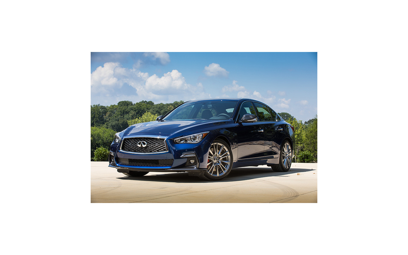 インフィニティQ50(日本名:日産スカイラインに相当)