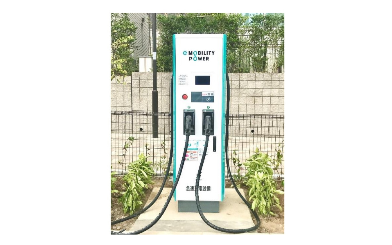 EV2台を同時充電できるCHAdeMO規格120kW級充電器