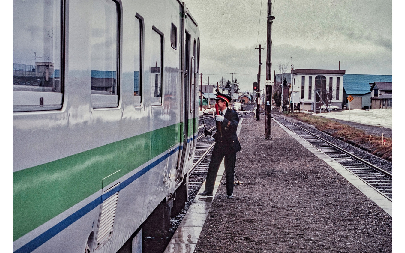2020年5月に廃止されたJR北海道札沼線北海道医療大学～新十津川間のうち、石狩月形～新十津川間は1閉塞とされたため、このようなスタフの交換が行なわれていた。これはスタフ閉塞とも呼ばれ、単線区間でスタフを持つ列車が戻ってこない限り、次の列車は発車できない。1994年頃、札沼線旧石狩月形駅。