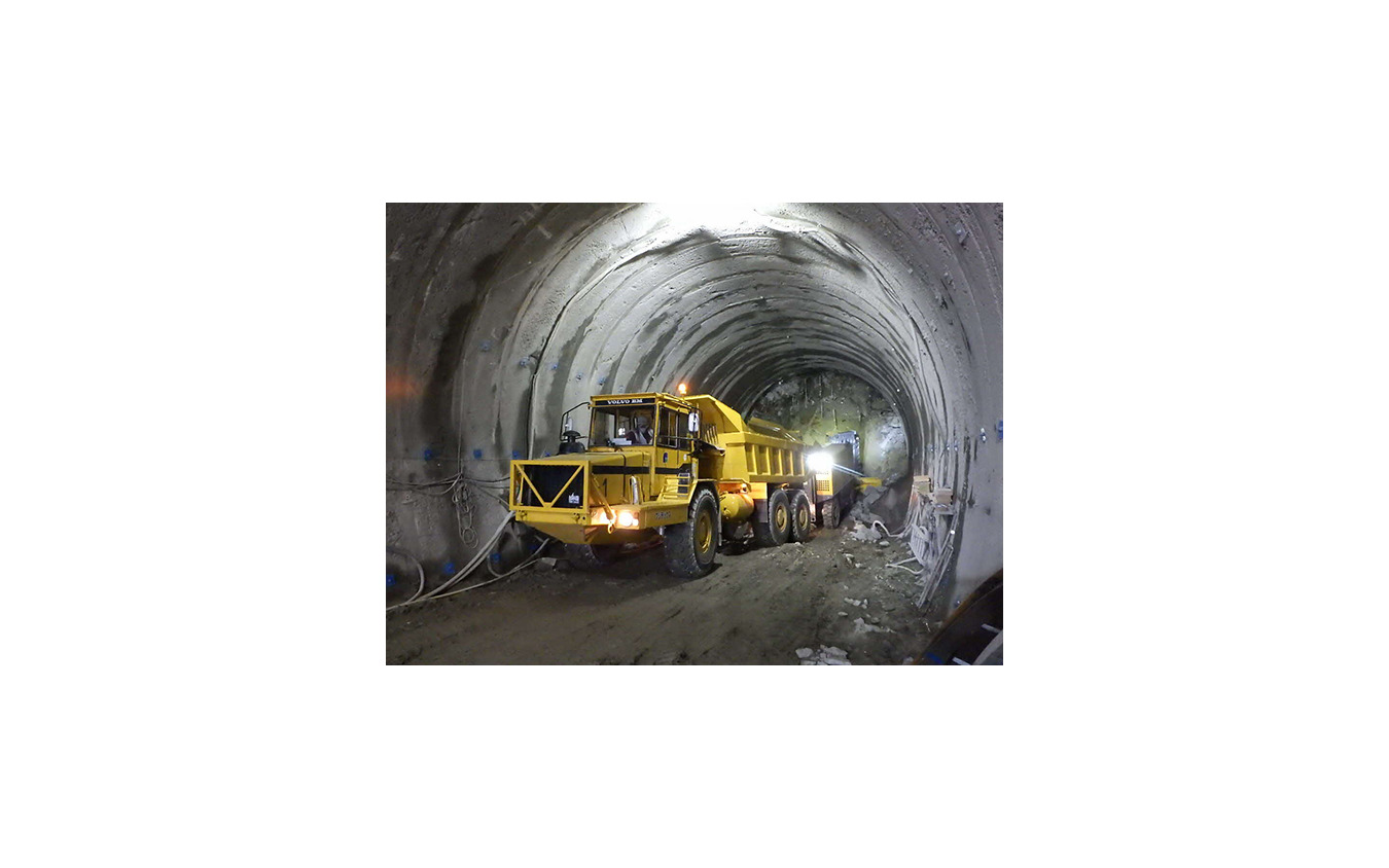 瀬戸トンネル斜坑掘削工事の様子。