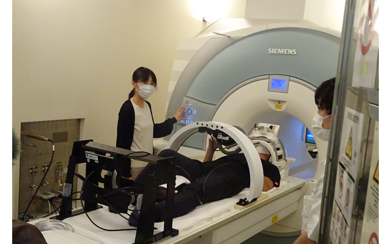 fMRIによる運転シミュレーターでの脳行動の計測
