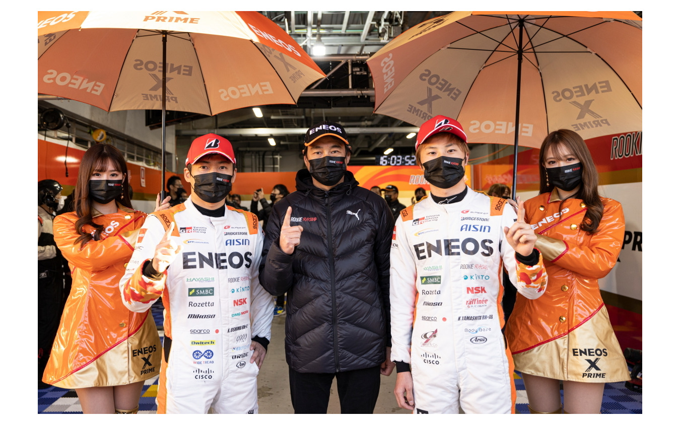 GT500クラスポールポジションを獲得した#14 ENEOS X PRIME GR Supraの（中央3名左から）大嶋和也、高木虎之介監督、山下健太