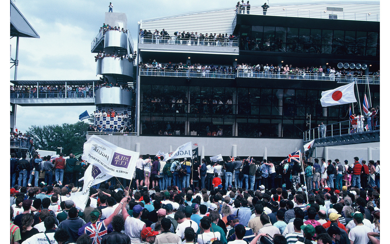 マツダの初優勝で歓喜に包まれた1991年のルマン。日の丸が誇らしげに存在を主張する。