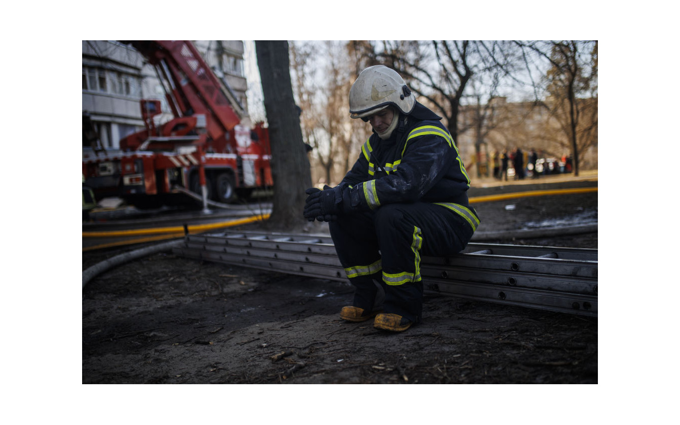 ウクライナ、キエフ市内で、ロシアの上毛により炎上した住宅の書架活動にあたった消防士。少なくとも市民4人が死亡したとされる（3月14日）。