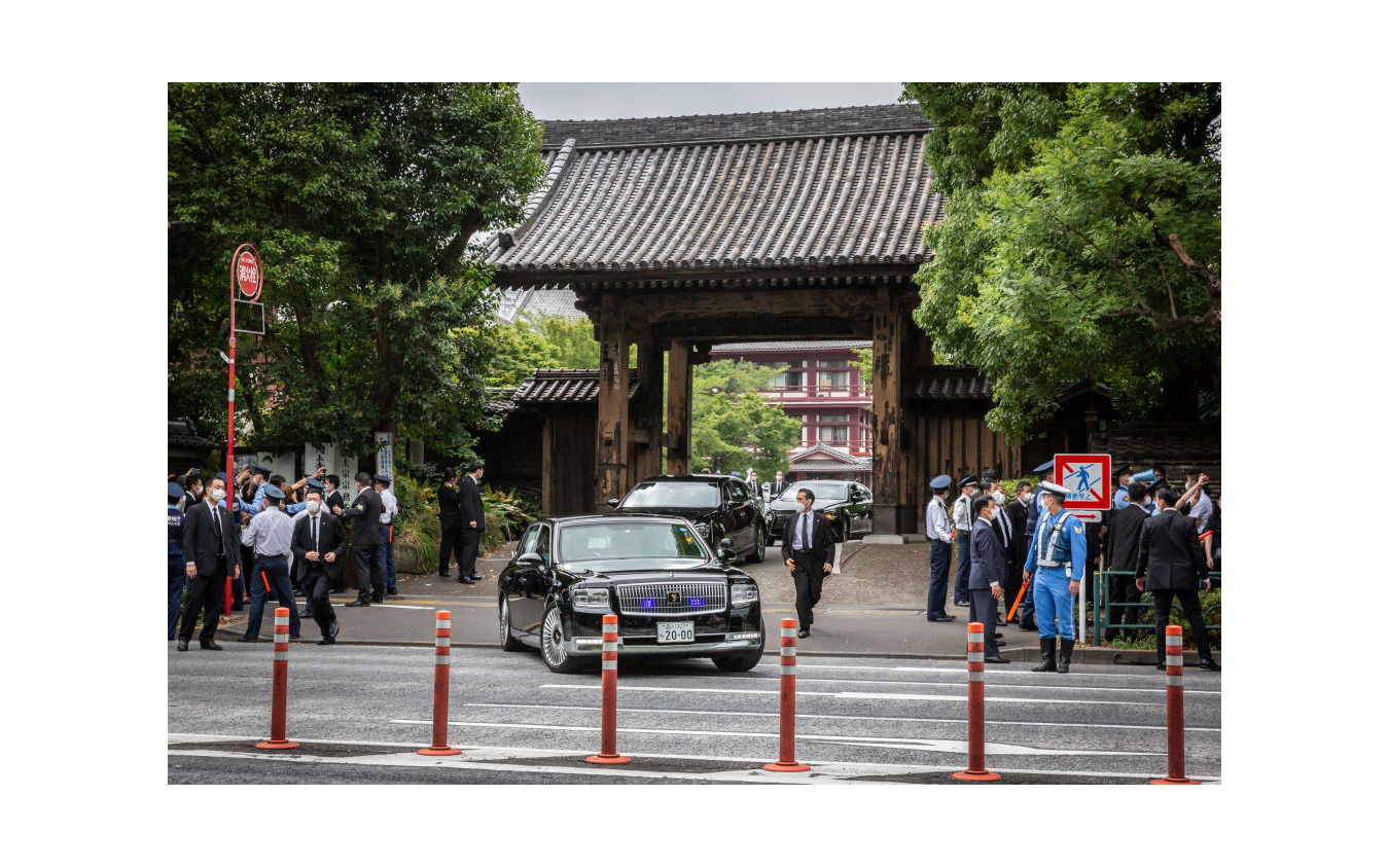 告別式後、安倍元総理の遺体を載せ増上寺を出る寝台車（7月12日）