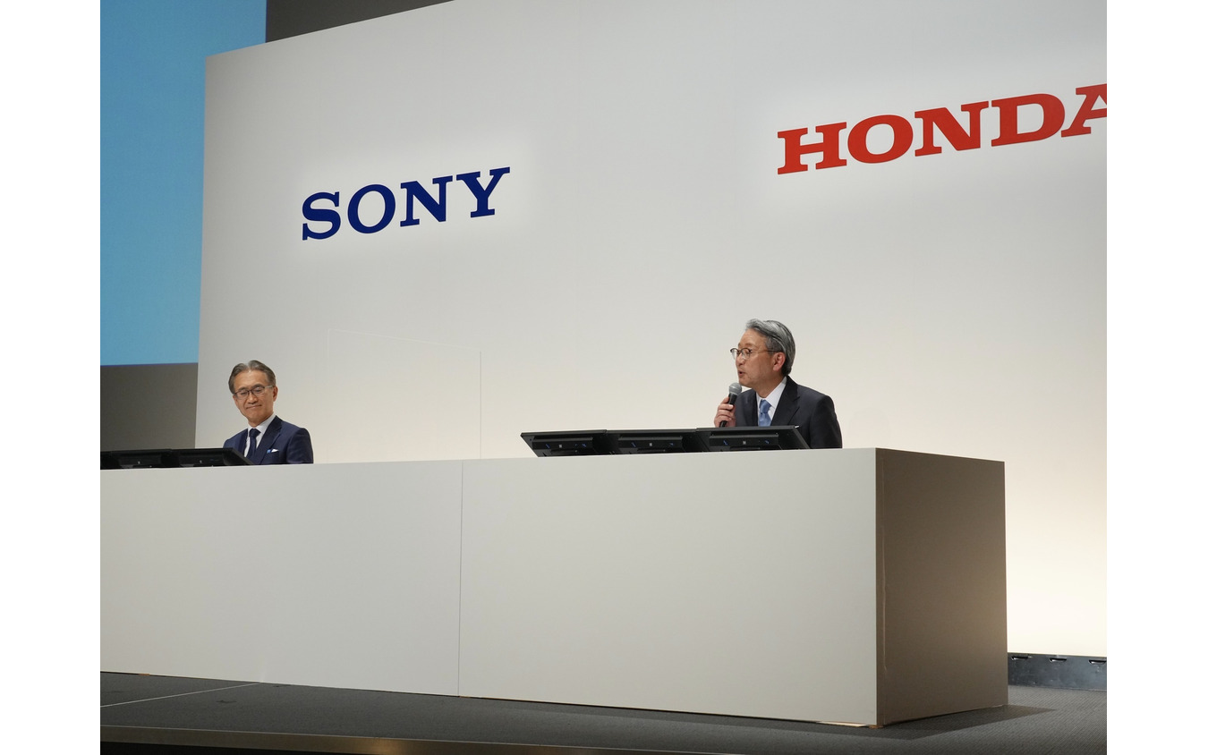ソニーグループの吉田健一郎会長兼社長（向かって左）とホンダの三部敏宏社長（2022年3月4日の記者会見）