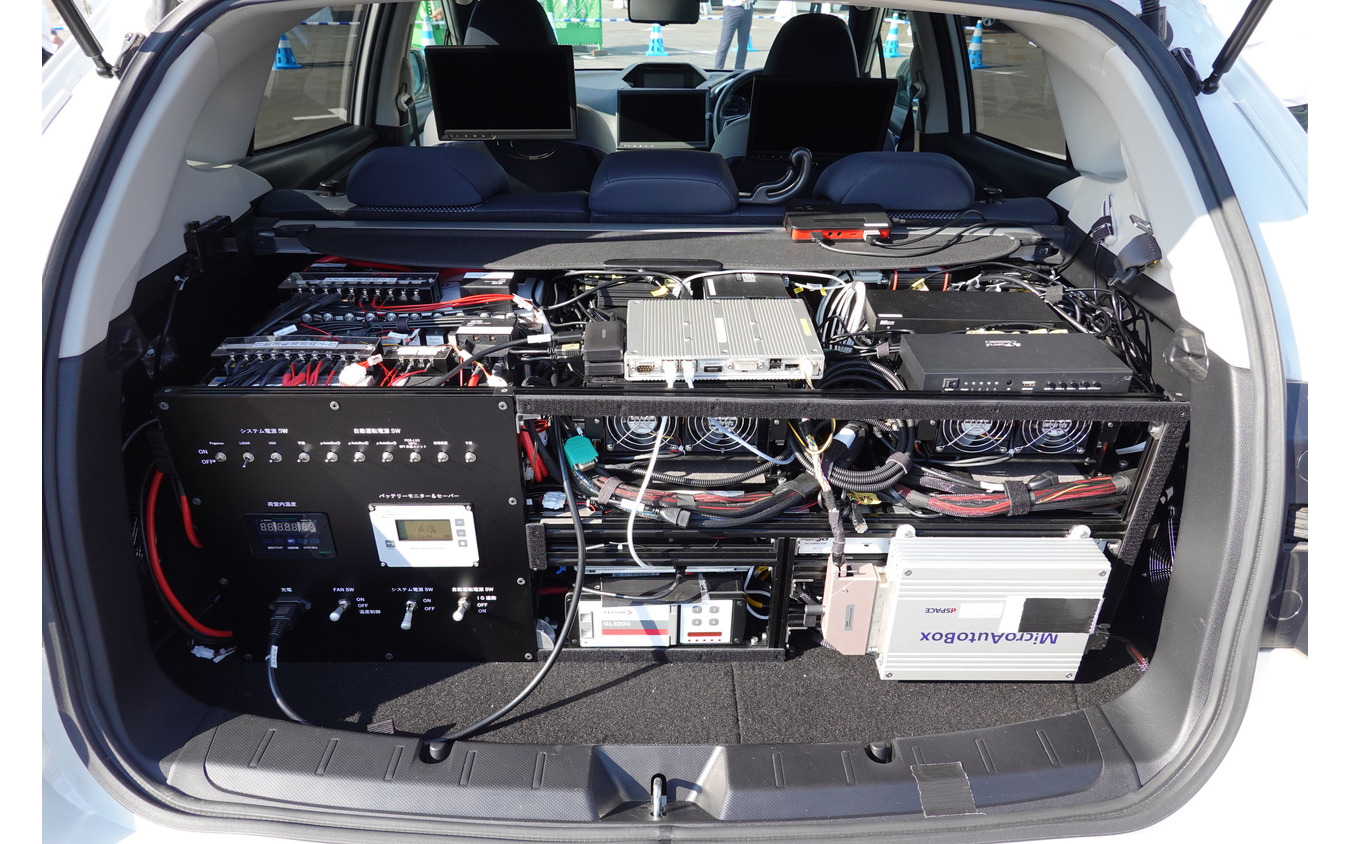 実験車両の自動運転を制御するシステム。右2/3が制御部で、左1/3が電源部。制御部にはNVIDIAのプロセッサーが2台搭載されている