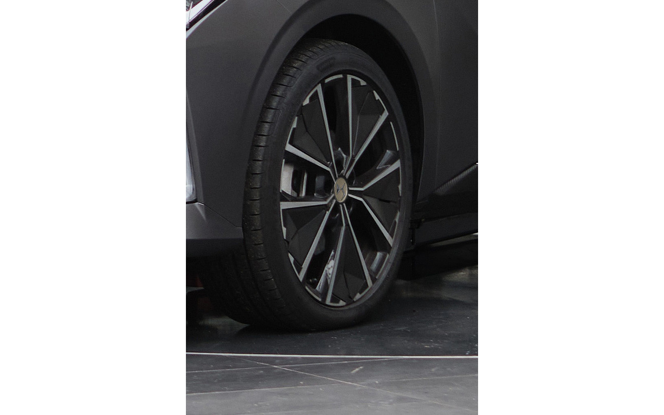 DS 4 E-TENSE 225 PERFORMANCE LINE +のワンオフモデル