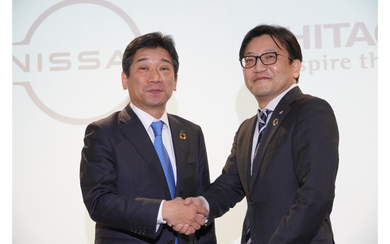 左から日産自動車 神田昌明 常務執行役員、日立ビルシステム 髙橋達法 取締役