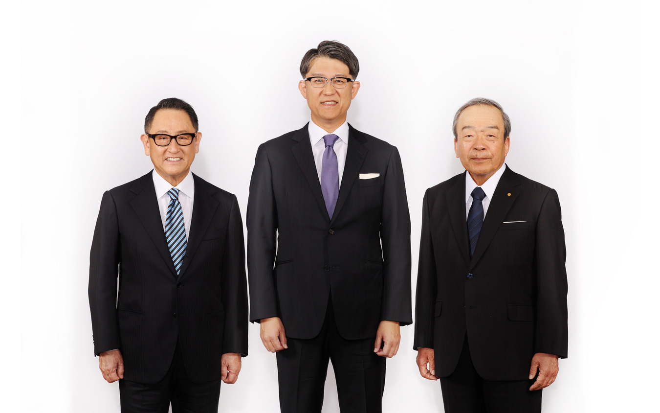 向かって左から豊田章男社長、佐藤恒治執行役員、内山田竹会長 撮影:三橋仁明 / N-RAK PHOTO AGENCY
