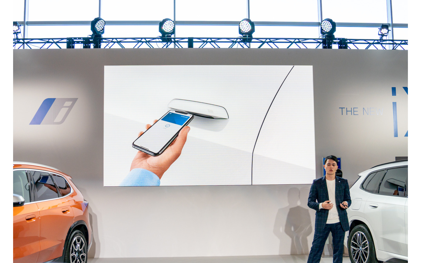 BMWデジタル・キー・プラスにより、携帯電話がキー代わりになる。