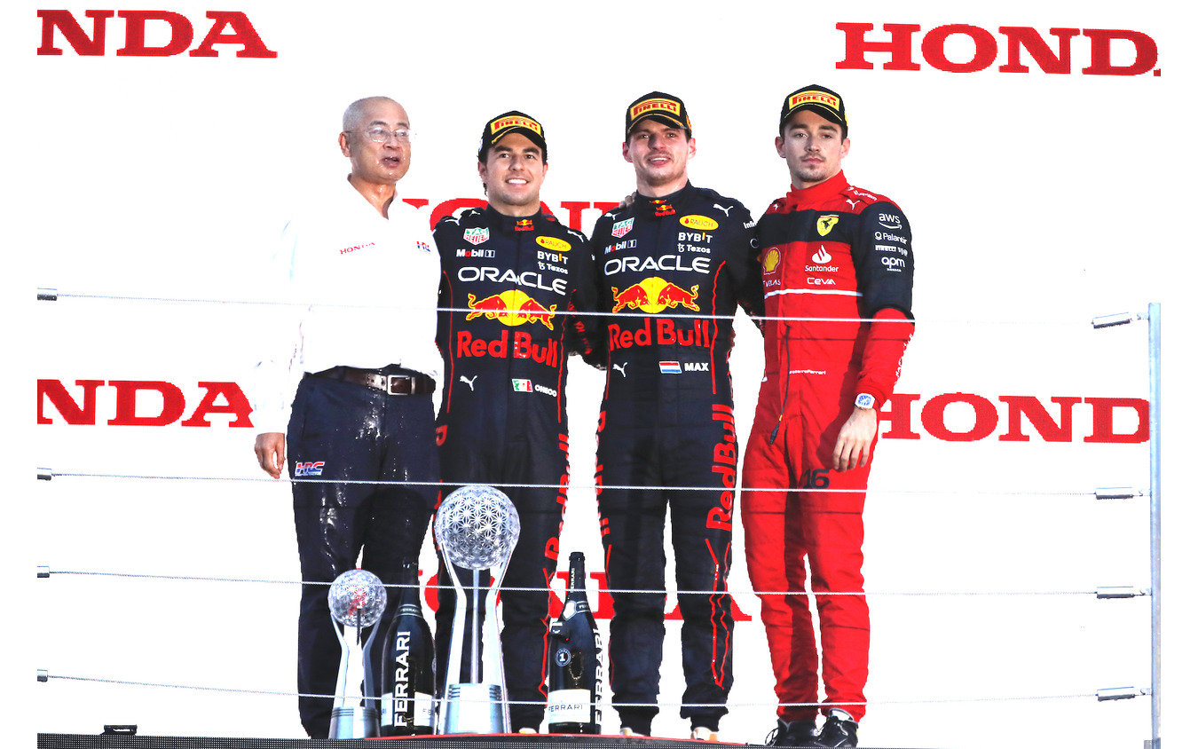 2022年F1日本GPの表彰台。左から浅木氏、2位ペレス、優勝フェルスタッペン、3位ルクレール。