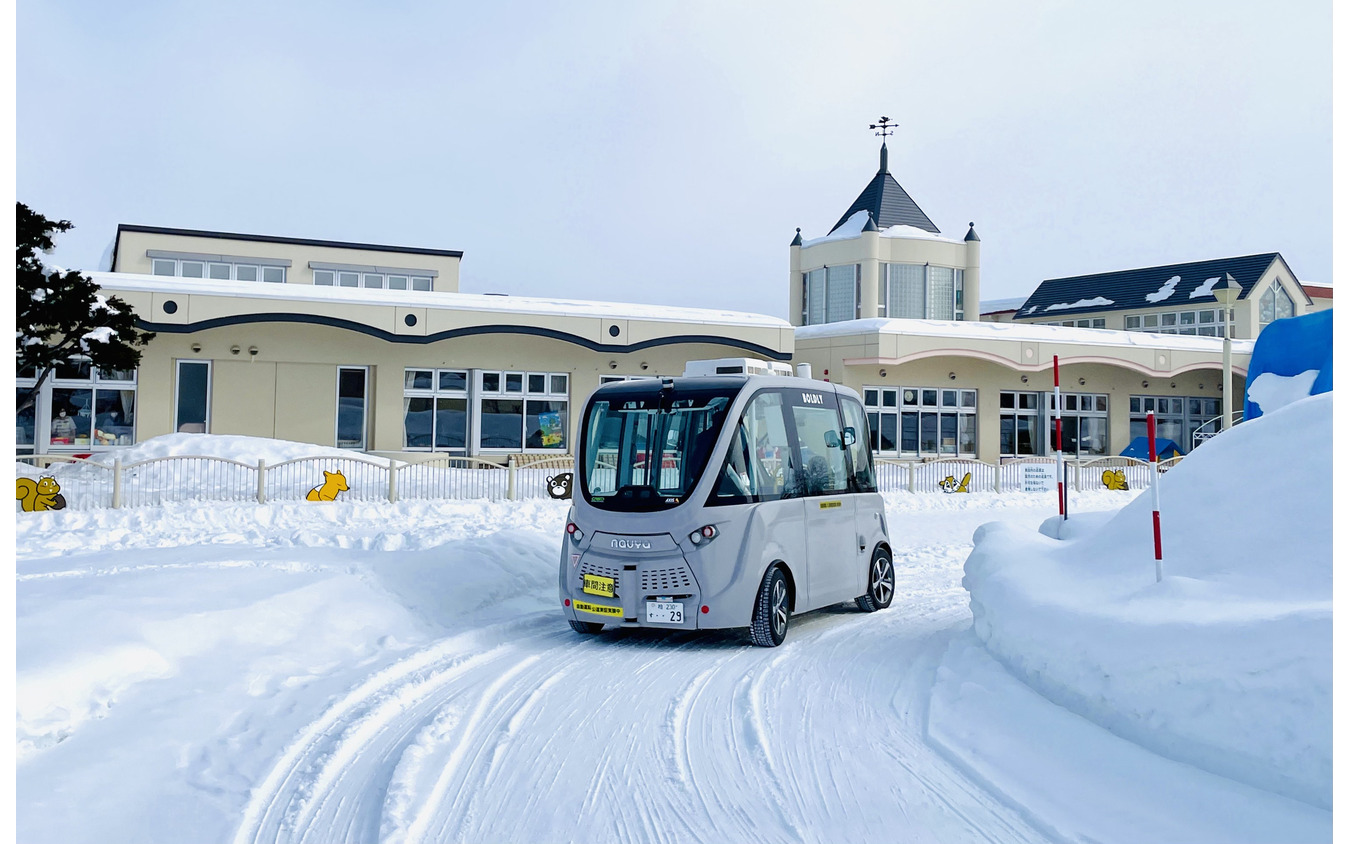 東川町内の「幼児センター」前を走行する自動運転バス