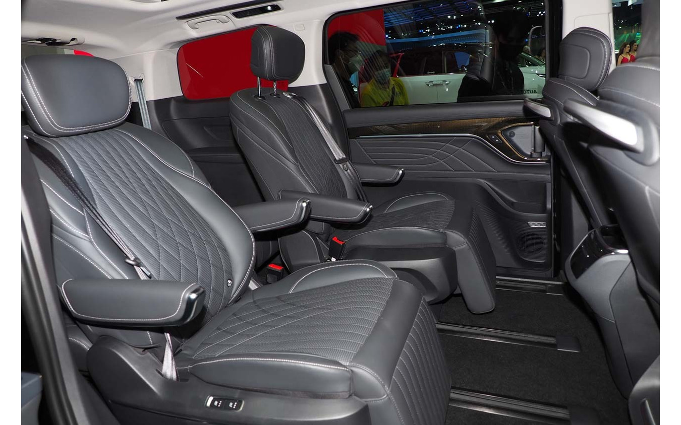 『MAXUS 9』のセカンドシート。シートには電動マッサージや空気孔も備える