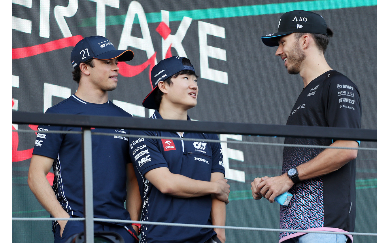 角田（中央）と今季の僚友デ・フリース（左）。角田が握手している相手は、昨季までの僚友で現在はアルピーヌ所属のガスリー（2023年F1第2戦サウジアラビアGP）。