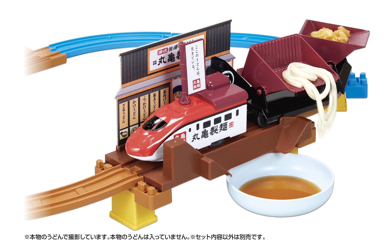 打ち立て！おとどけ！丸亀製麺×プラレール　(c) TOMY / (c) 2023 TORIDOLL Holdings Corporation.