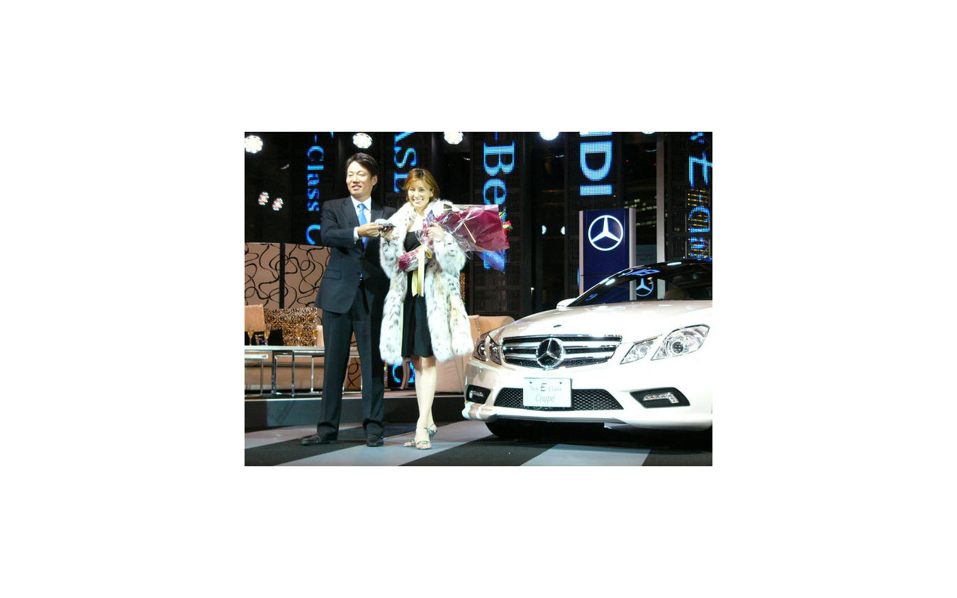米倉涼子さんに 世界で一台の Eクラスクーペ のミニカー レスポンス Response Jp