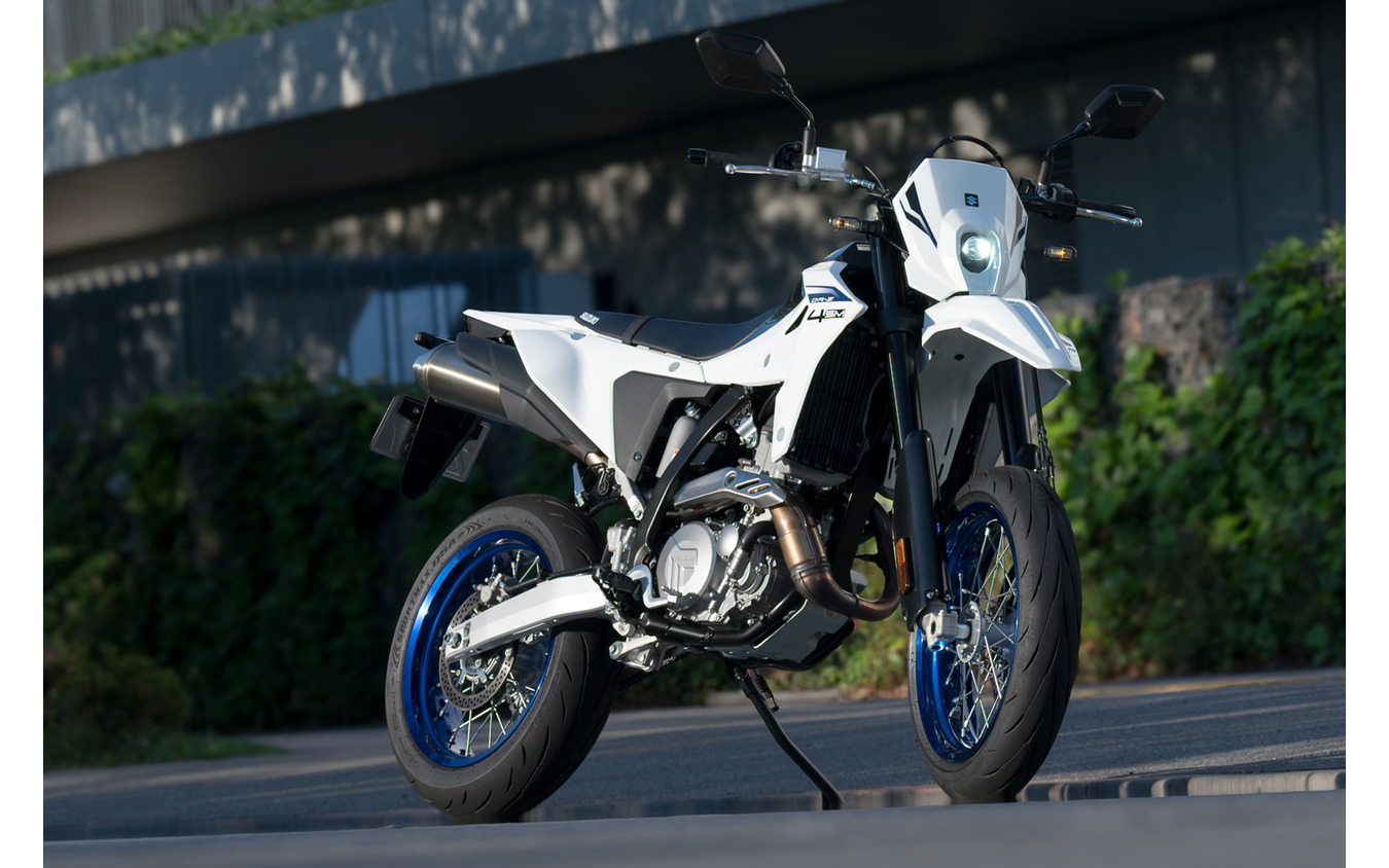 【スズキ DR-Z4SM 試乗】吹っ切れたエンジンと、ピリッとした走り。今どき珍しいほどにアグレッシブだ