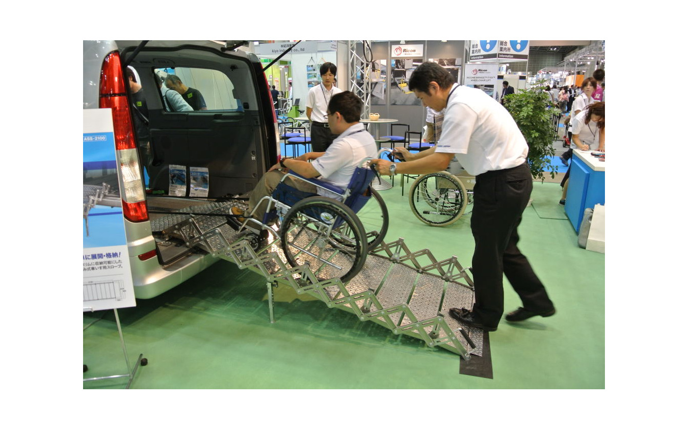 福祉機器展12 折りたたみ式車いすスロープを初公開 アンクラジャパン レスポンス Response Jp 福祉機器展12 折りたたみ式車いすスロープを初公開 アンクラジャパン レスポンス Response Jp